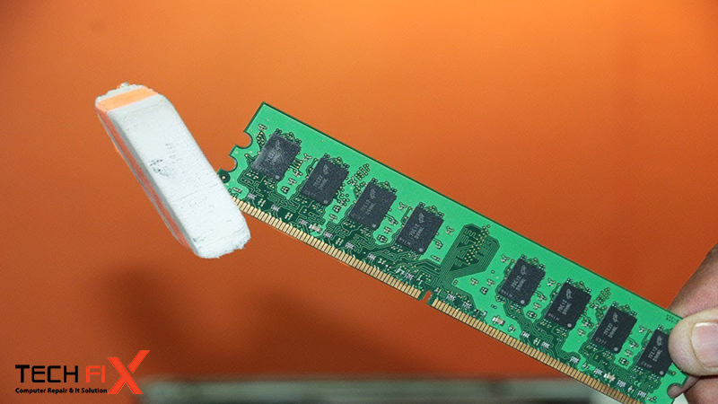 Chân RAM lâu ngày không vệ sinh bị bám bụi.